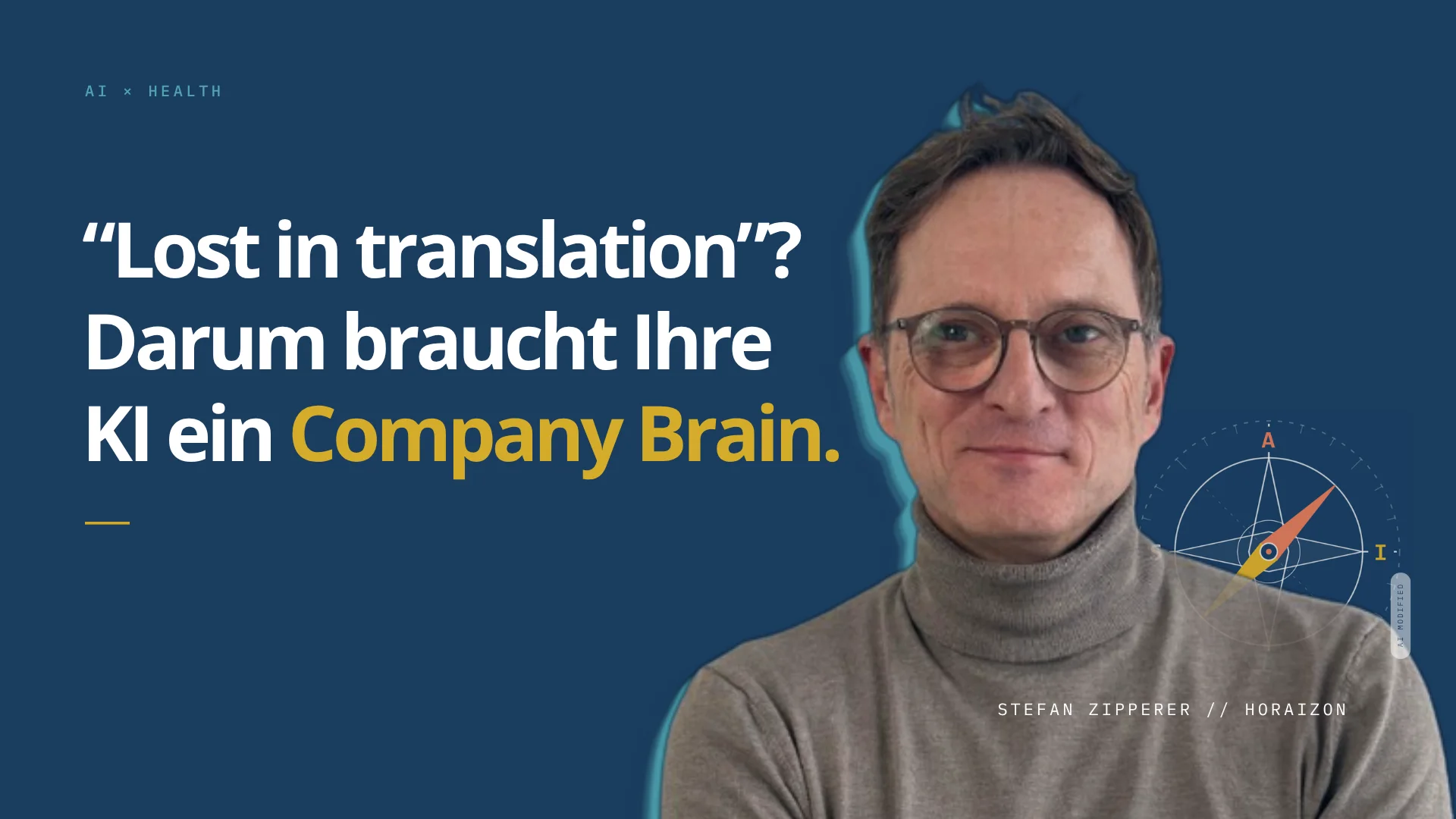 Titelgrafik zum Artikel: Links auf dunkelblauem Grund der Satz „Lost in translation? Darum braucht Ihre KI ein Company Brain.“, rechts Stefan Zipperer im grauen Rollkragenpullover, daneben eine Kompass-Grafik.