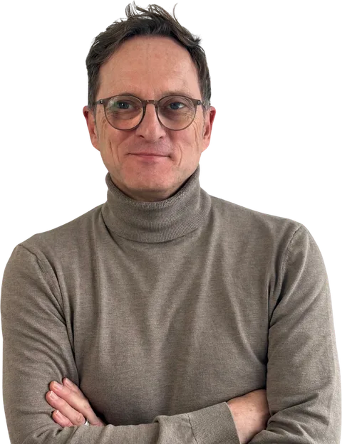 Stefan Zipperer, Gründer HorAIzon: Porträt als Freisteller mit verschränkten Armen, Brille und Rollkragenpullover.
